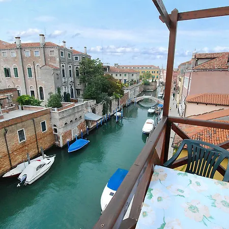 Campo San Trovaso Apartment *
